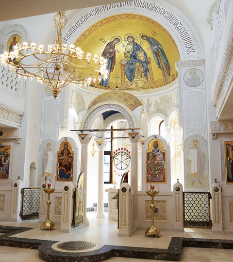 Интерьер православного храма нового времени в Греции и России