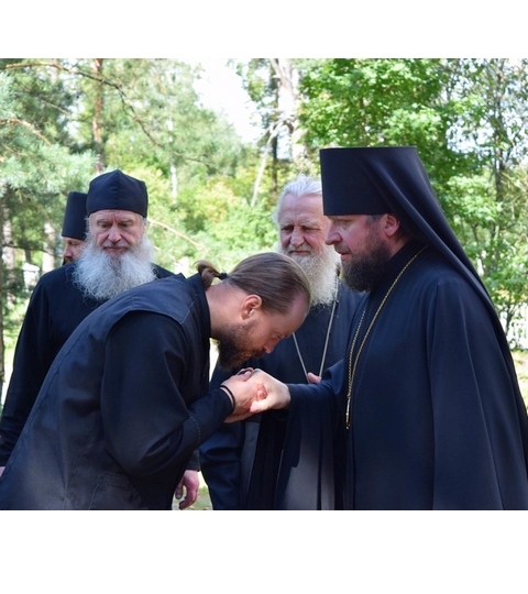 Посещение епископом Порфирием Свято-Зосимо-Савватиевского Велико-Кракотского мужского монастыря