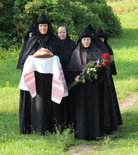 В день празднования иконы Божией Матери, именуемой «Троеручица», епископ Порфирий совершил Божественную литургию в Успенском Тадулинском женском монастыре Витебской епархии