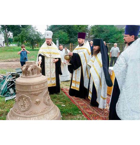 На колокольню Свято-Богоявленского Кутеинского монастыря подняли самый большой колокол в Орше