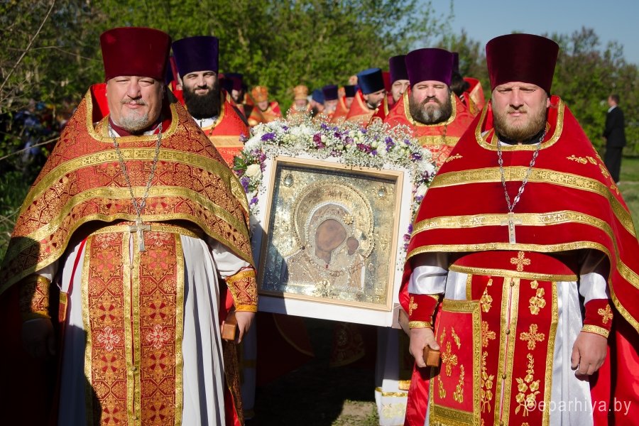 Крестный ход и Божественная литургия под открытым небом на территории бывшего Макарьевского монастыря