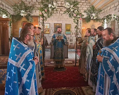 В Прощанской пустыни епископ Бобруйский Серафим совершил Божественную литургию в связи с 30-летием освящения монастырского храма