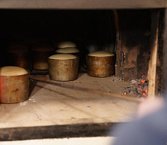В Святогорской лавре возродили древнюю традицию выпечки хлеба на дровах