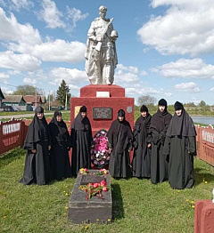 В Иоанно-Кормянском женском монастыре молитвенно почтили память жертв Великой Отечественной войны