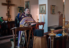 В Юровичском мужском монастыре совершили утреню Великой Пятницы с чтением 12-ти Страстных Евангелий
