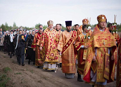 На территории бывшего Макарьевского монастыря состоялся крестный ход и Божественная литургия