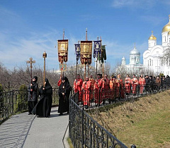 Всю Светлую седмицу в Дивеевской обители совершаются пасхальные крестные ходы по святой Канавке
