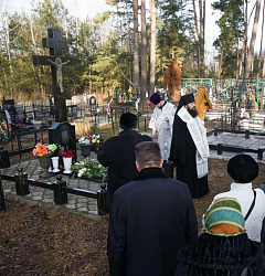 28 ноября сестры Тихвинского монастыря молились у могилы архимандрита Пиония (Ефременко; 1927-2010) в годовщину его преставления