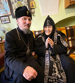 Патриарший Экзарх всея Беларуси поздравил старейшую насельницу Гродненского Рождество-Богородичного монастыря с праздником Пасхи