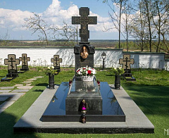 На Радоницу в Жировичском монастыре архиепископ Гурий совершил заупокойную литию у места погребения Митрополита Филарета (Вахромеева)