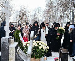 19 декабря Святейший Патриарх Кирилл совершил литию у могилы своего духовного наставника на Никольском кладбище Александро-Невской лавры