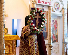 В канун празднования Происхождения (изнесения) Честных Древ Животворящего Креста Господня в Юровичском монастыре совершили вечернее богослужение