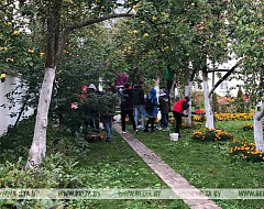 Могилевская молодежь помогла Никольскому женскому монастырю Могилева в сборе урожая яблок