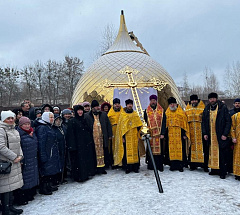 Игумения Параскева (Ельская) приняла участие в водружении креста на центральный купол строящегося Спасо-Преображенского храма в Бобруйске