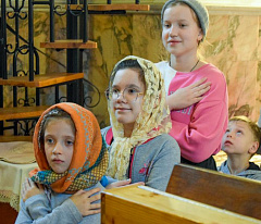 В Никольском мужском монастыре Гомеля совершили детскую Божественную литургию