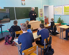 Настоятель храма в деревне Щорсы рассказал школьникам о Жировичской обители