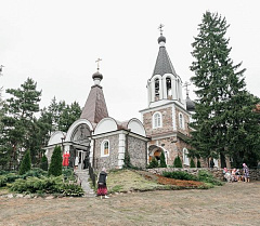 21 августа архиепископ Гурий совершил Божественную литургию в Зосимо-Савватиевском мужском монастыре по случаю престольного праздника