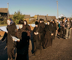 Сестры Слонимского Благовещенского монастыря приняли участие в епархиальном крестном ходе в канун дня памяти Серафима Жировичского
