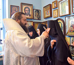 Епископ Светлогорский Амвросий совершил Божественную литургию на Никольском подворье Тихвинского женского монастыря
