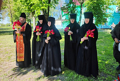 Сестры Иоанно-Кормянского монастыря приняли участие в митинге, посвященном годовщине Победы в Великой Отечественной войне