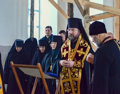 6 декабря сестры Мироносицкого монастыря молились за праздничным молебном в строящемся соборе святого Александра Невского