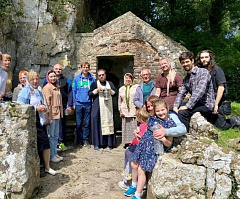 В Великобритании состоялось православное паломничество на источник преподобного Сейриола в Уэльсе