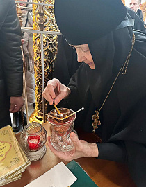 Настоятельница Полоцкого монастыря передала в Минскую духовную семинарию огонь от лампады, горящей у раки преподобной Евфросинии Полоцкой