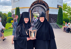 Сестры Брестского Рождество-Богородицкого монастыря доставили в пределы Брестской епархии Благодатный огонь