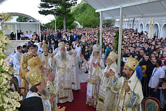 Тысячи паломников съехались в Острожский монастырь Черногории на празднование дня памяти святого Василия Острожского [+ВИДЕО]