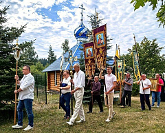 В день памяти Царственных страстотерпцев на подворье Ксениевского монастыря в деревне Юзефово совершили праздничное богослужение