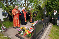В день Радоницы Патриарший Экзарх всея Беларуси совершил Литургию и панихиду в Лазаревском храме на Северном кладбище города Минска