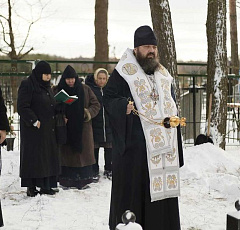 Сестры Тихвинского монастыря молились у могилы архимандрита Пиония (Ефременко; 1927-2010) в годовщину его преставления