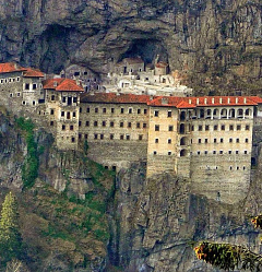 Монастырь Панагия Сумела открылся в Турции после реставрации