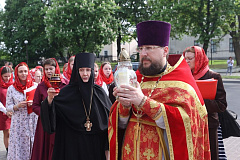 В Рождество-Богородичный женский монастырь в Гродно принесен Благодатный огонь