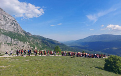 В Черногории сотни паломников идут пешком в Острожский монастырь