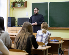 Наместник Юровичского монастыря игумен Авксентий побеседовал со старшеклассниками о нравственности и целомудрии