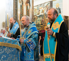Митрополит Вениамин совершил в Успенском Жировичском монастыре утреню с чином Погребения Божией Матери